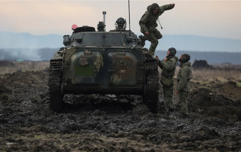 Российские военные умирают по вине своих, - исследование