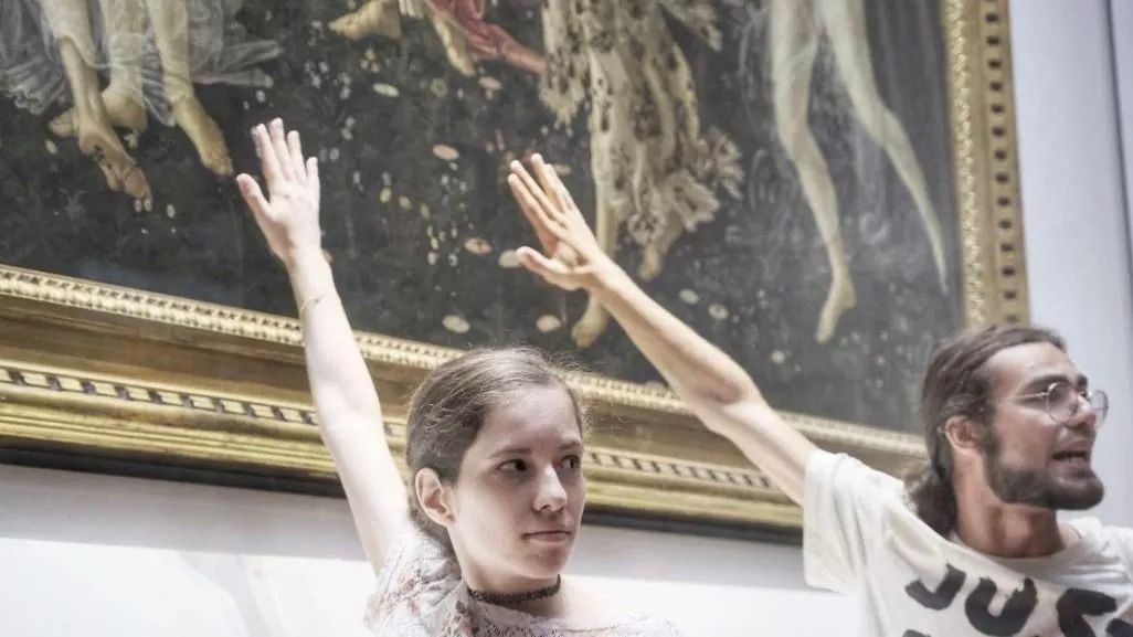 Итальянские экоактивисты приклеили себя к картине Боттичелли