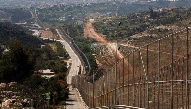 Более 400 мигрантов сломали забор на границе Марокко и Испании