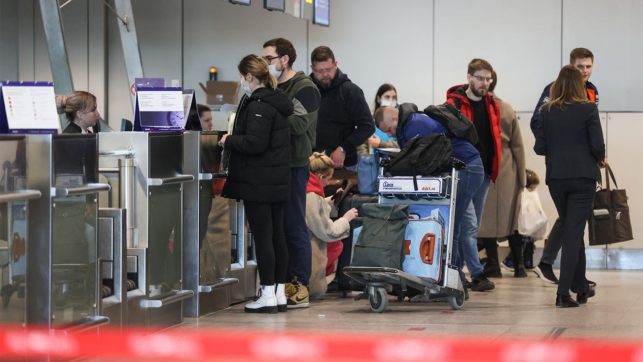 С марта Россию покинуло 2 млн человек