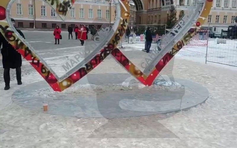 В Питере на стенде о Мариуполе написали «Убийцы, вы разбомбили его»