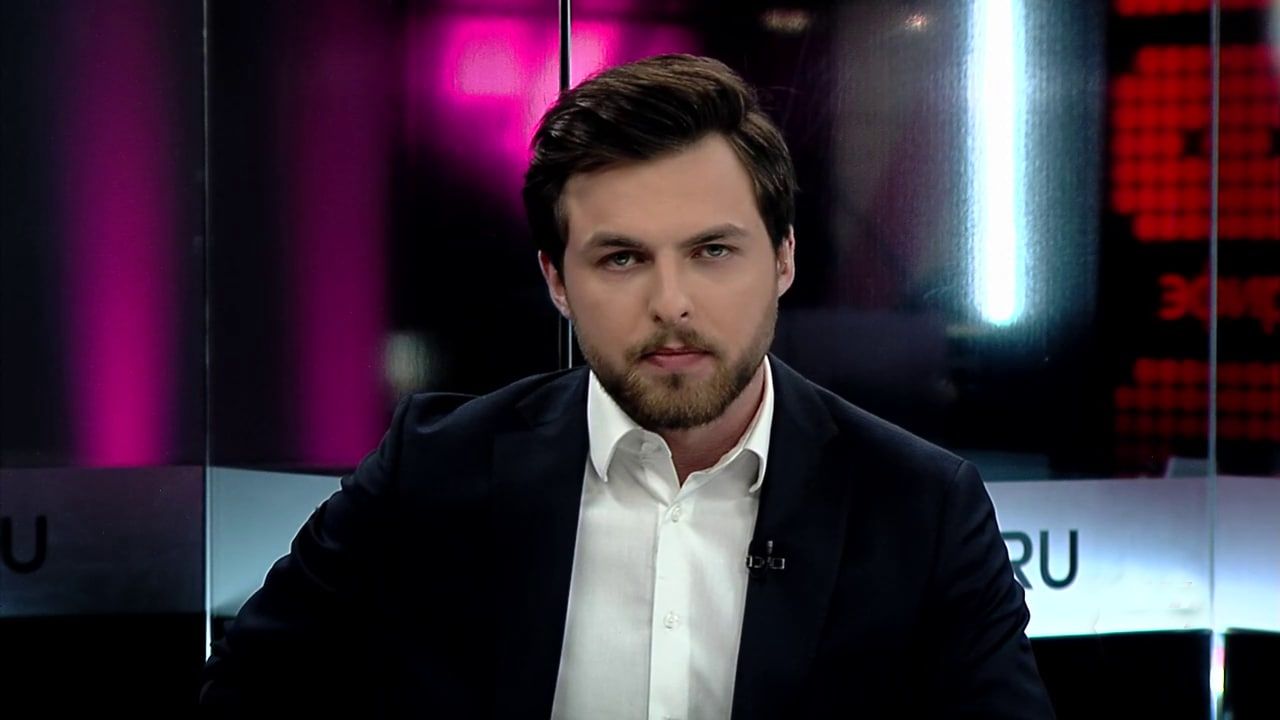 Экс-ведущему "Дождя" Коростелеву запретили въезд в Латвию