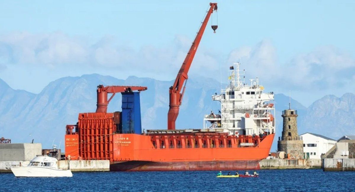 ЮАР заподозрили в продаже оружия России