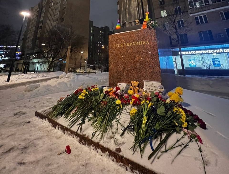 Стихийные мемориалы погибшим в Днепре появились в российских городах