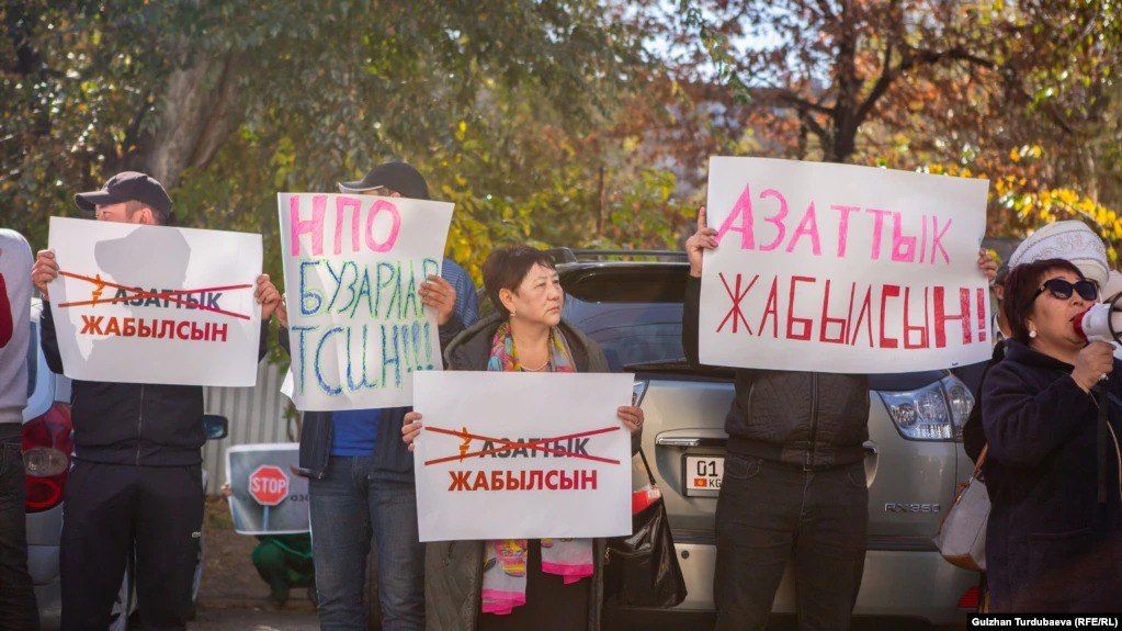 В Кыргызстане прошел митинг против независимых СМИ