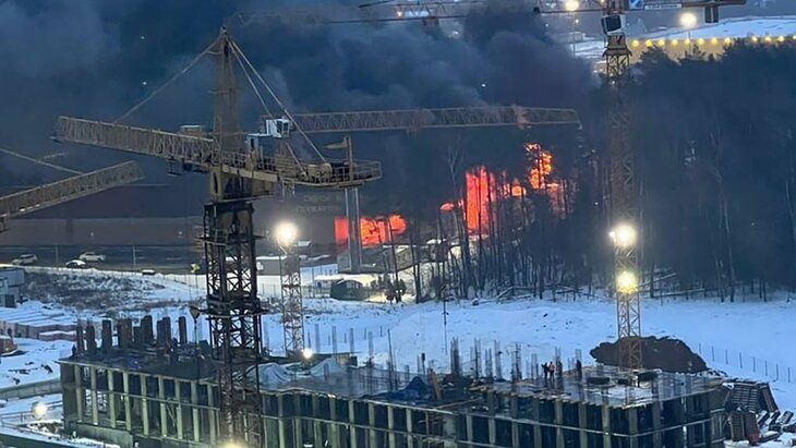 В Подмосковье снова горит торговый центр