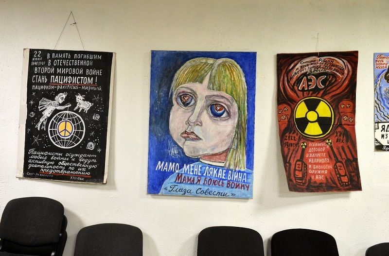 На антивоенную выставку в Петербурге пришла полиция, картины изъяли