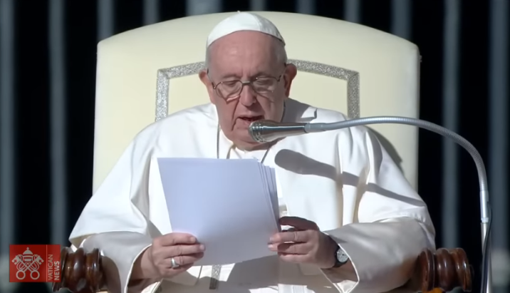 Папа Франциск призвал служителей церкви удалить порнографию с телефона