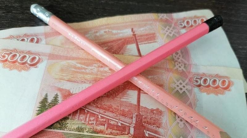 В 19 регионах РФ траты на подготовку к школе превысили зарплату