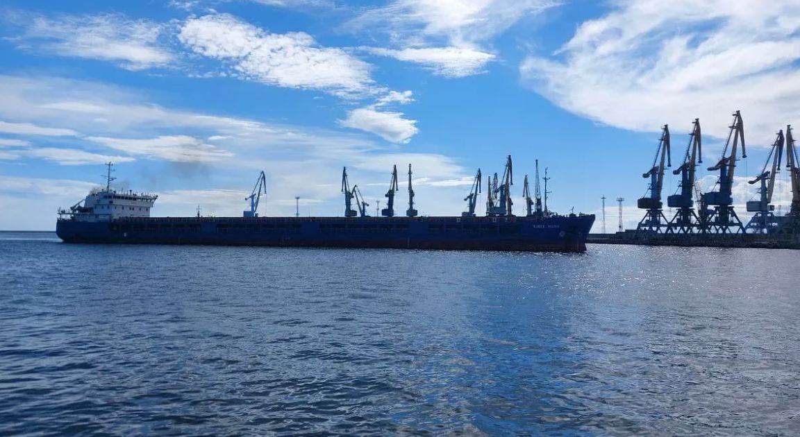 Из оккупированного Бердянска вышел первый корабль с украинским зерном