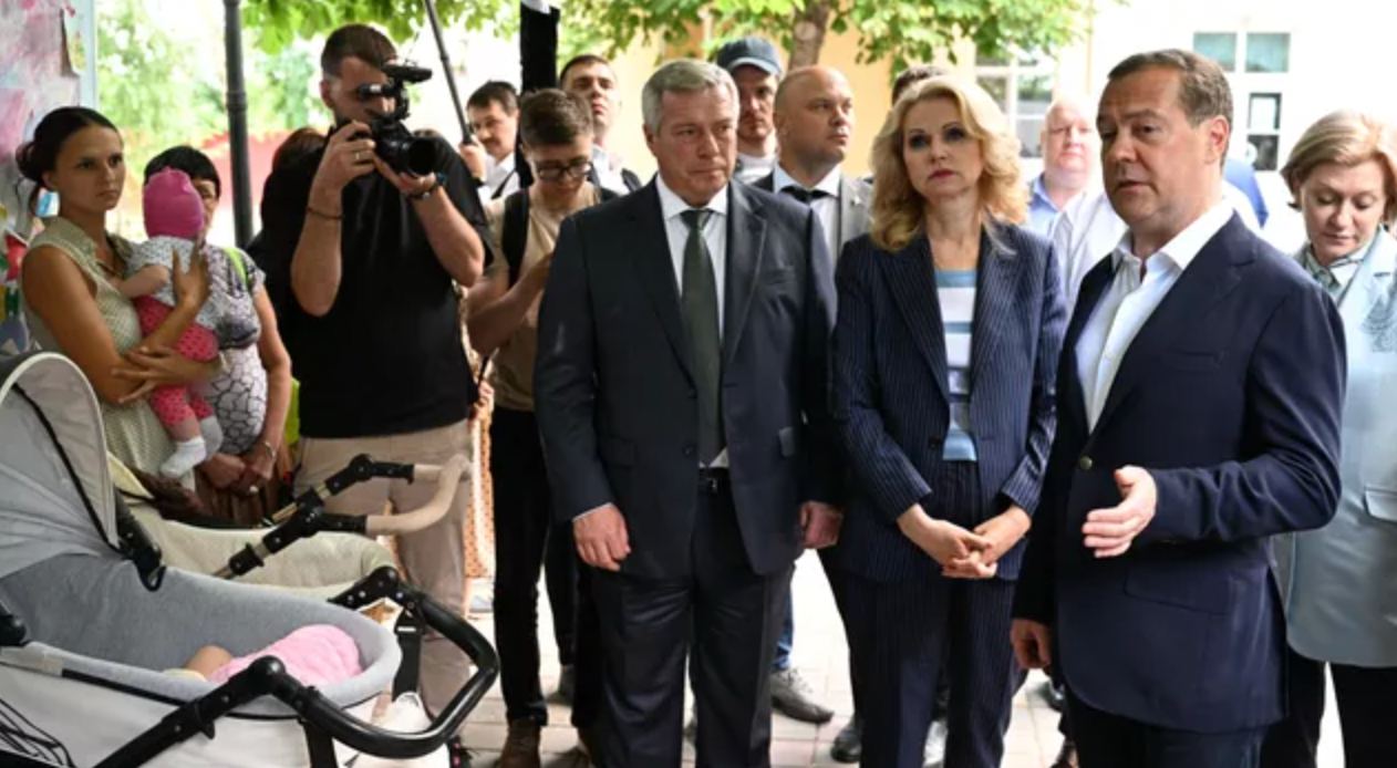 Дмитрий Медведев встретился беженцами из Украины. Рассказал о планах