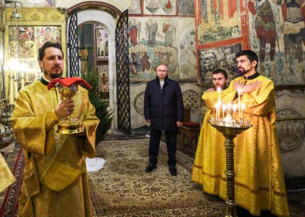 Путин в одиночестве встретил Рождество в соборе Кремля