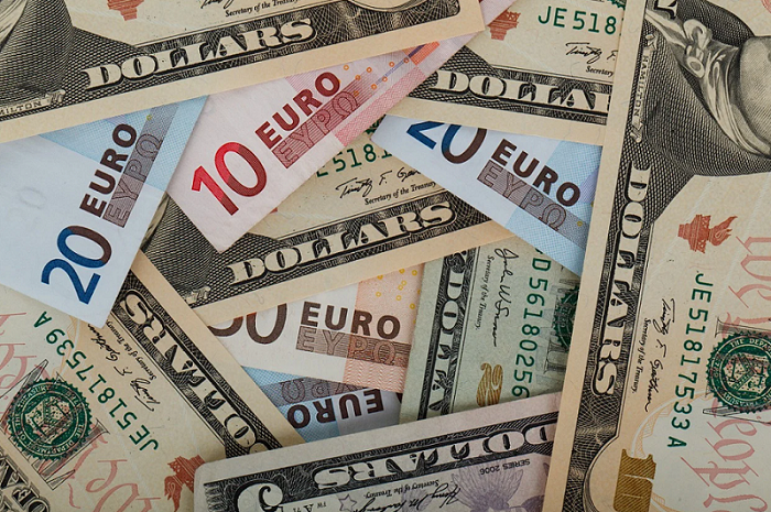 Впервые за 20 лет курс евро сравнялся с долларом. С чем это связывают?