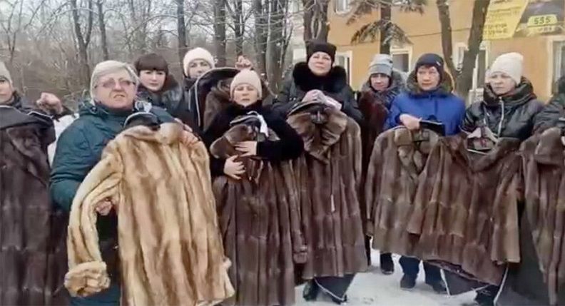 Вдовам погибших военных из "ДНР" подарили шубы, но потом забрали