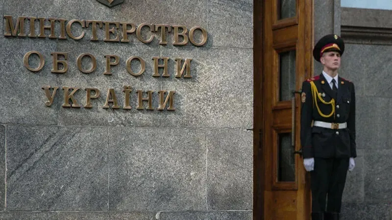 Троих чиновников Минобороны Украины подозревают в хищениях