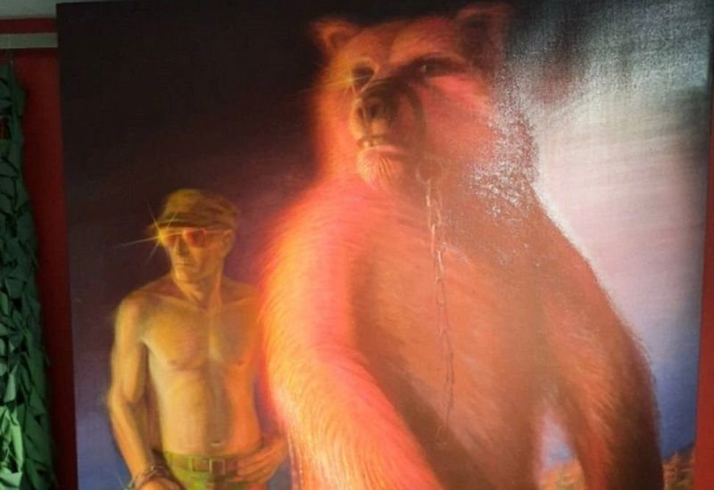 Житель Петербурга донес на музей из-за картины с медведем