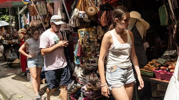 Власти Бали "охотятся" на российских туристов в соцсетях для их депортации