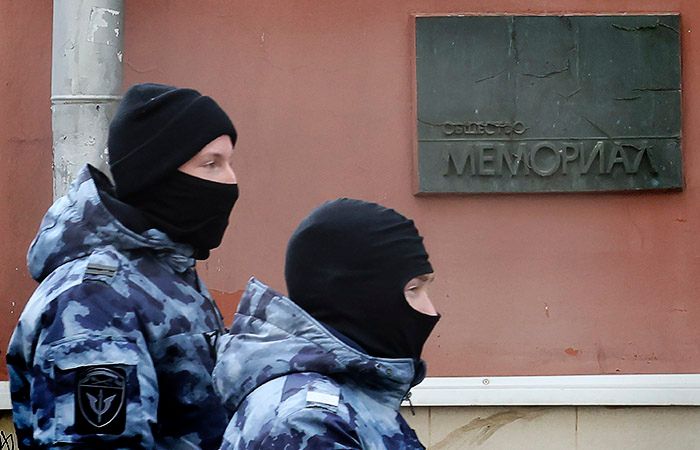 В Москве силовики пришли с обысками к работникам правозащитной организации "Мемориал"