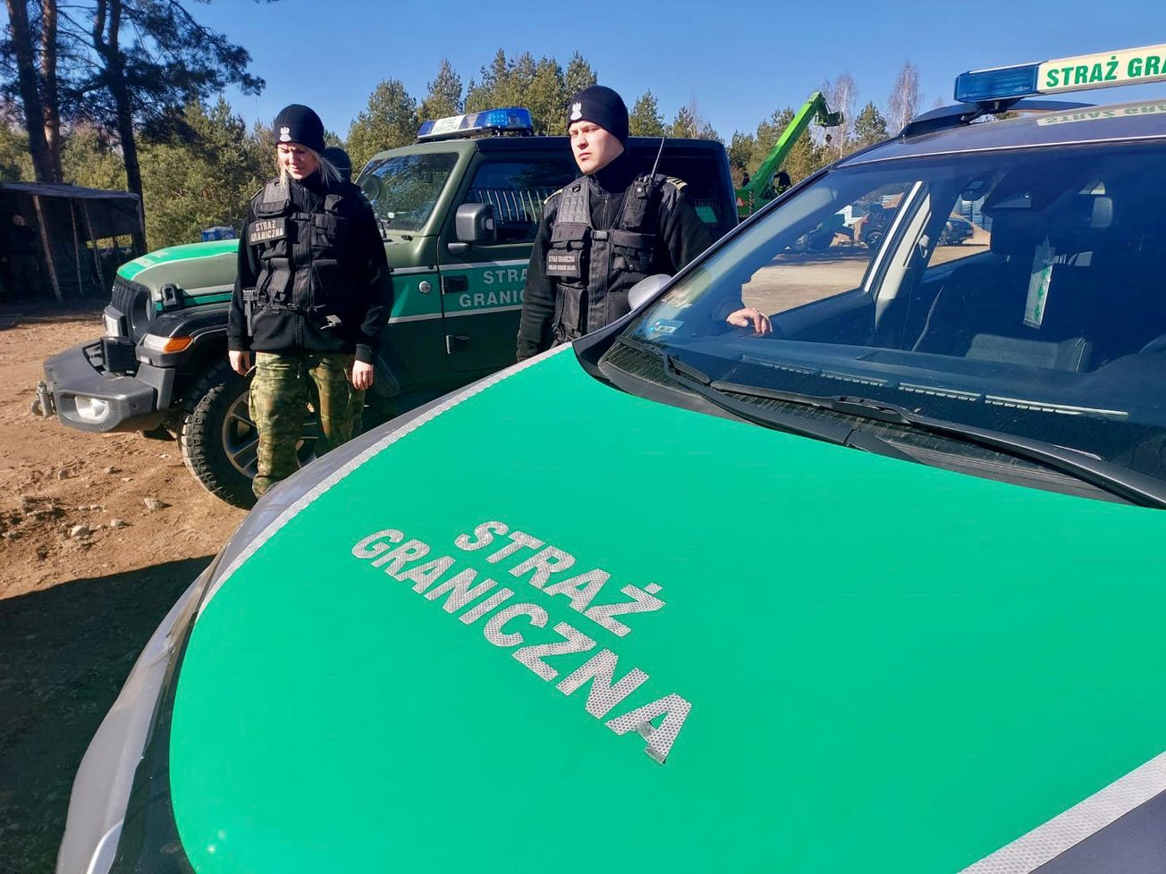 Группа мигрантов напала на польских пограничников на границе с Беларусью