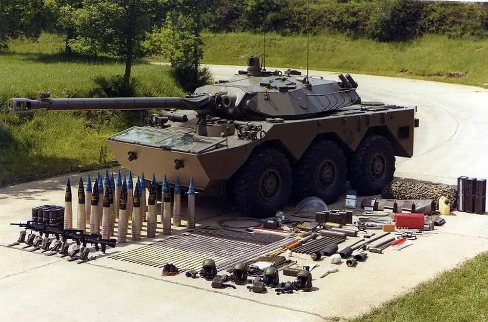 Франция и Великобритания передадут Украине десятки бронемашин, легких танков, а также сотни беспилотников и ракет