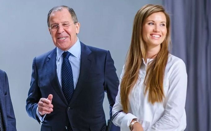 Грузинские оппозиционеры протестуют у отеля, в котором, вероятно, остановилась дочь Лаврова