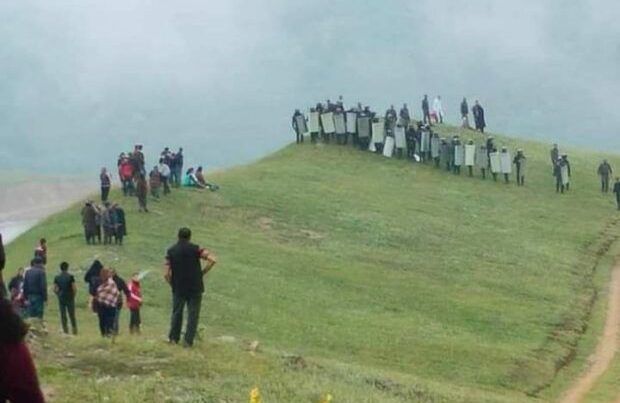 В Азербайджане жестко разогнали протест против загрязнения из-за завода президента Алиева