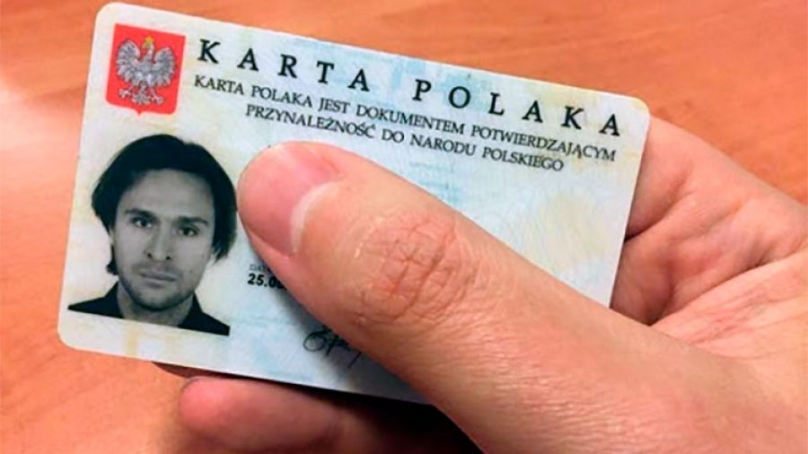 Белорусов на границе заставляют "добровольно" отказываться от "карты поляка" – правозащитники