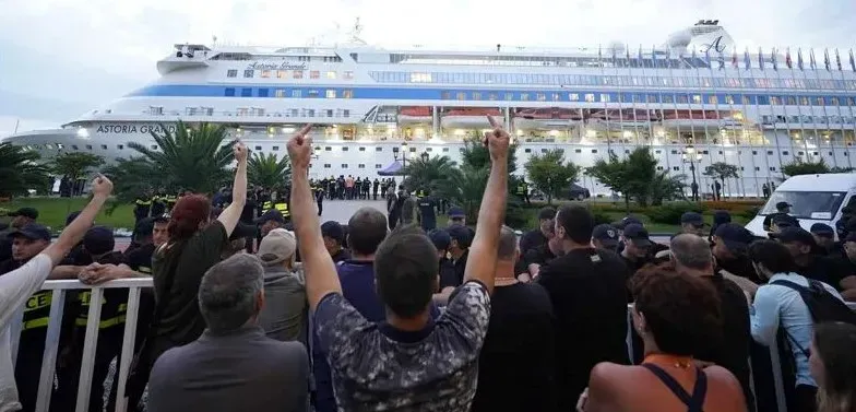 В Батуми протестуют против визита российского круизного лайнера. Есть задержанные