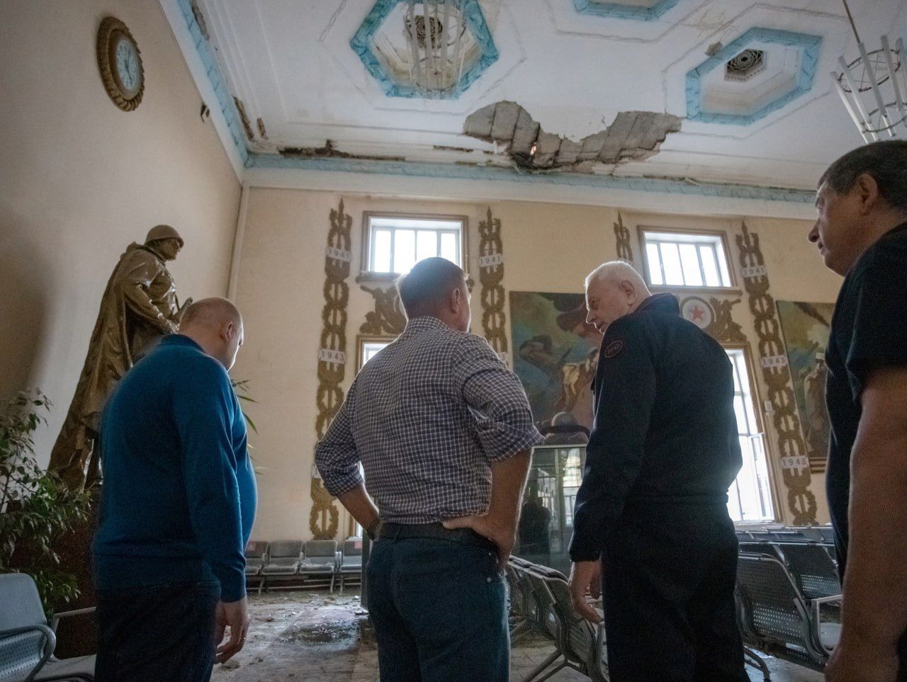 Несколько российских регионов подверглись атакам беспилотников. Есть разрушения