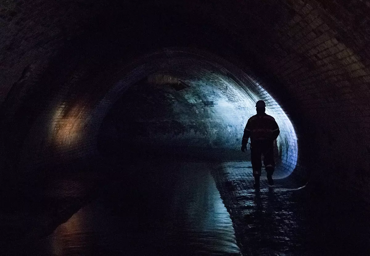 Восемь человек утонули во время подземной экскурсии в Москве