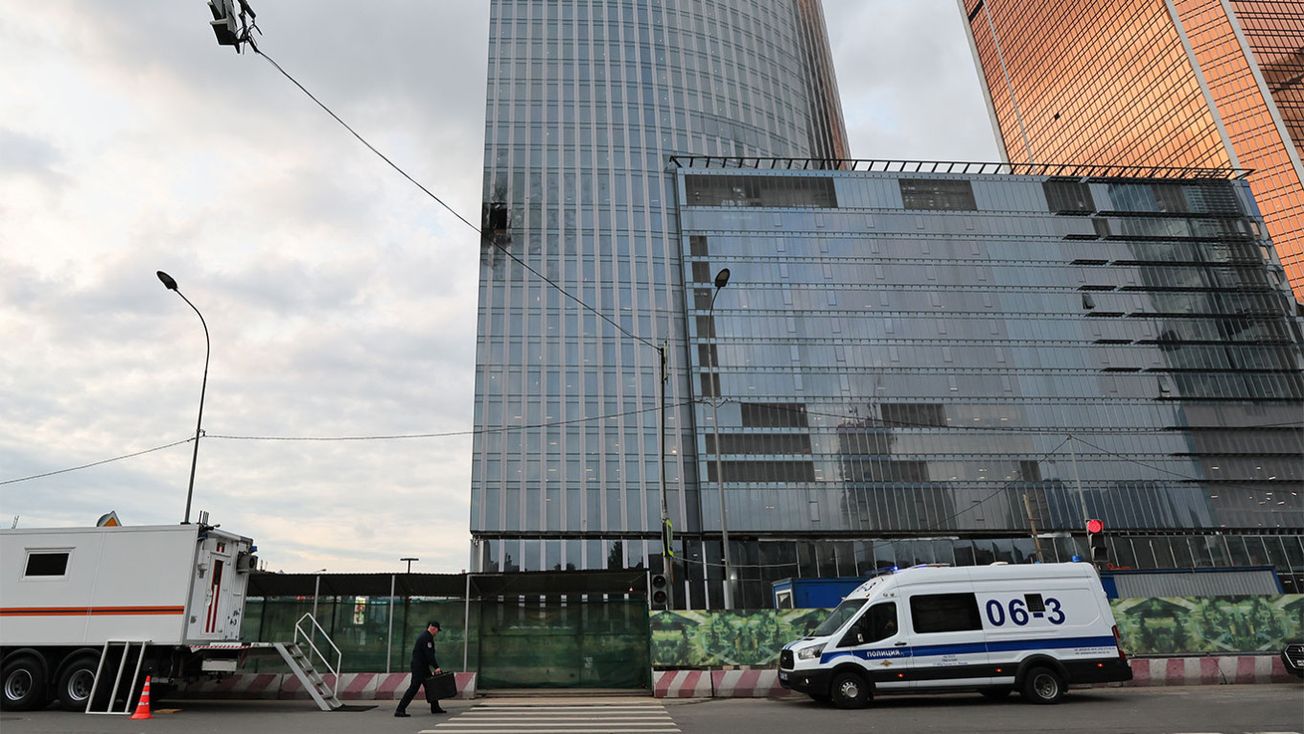 В Москва-Сити беспилотник ударил в башню и выбил стекла