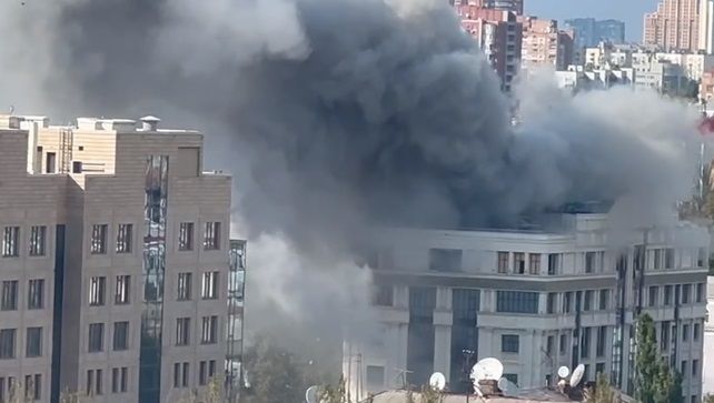 В центре Донецка прогремели взрывы. В здании администрации главы "ДНР" возник пожар