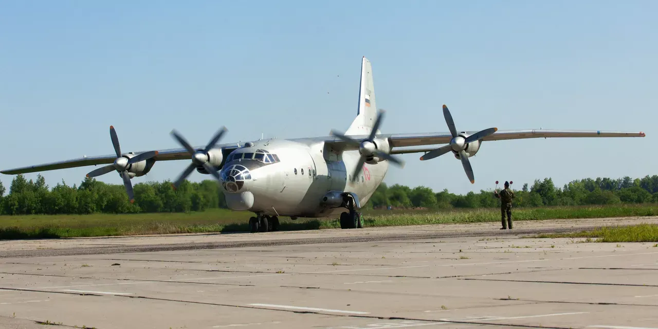 Российскому грузовому авиаперевозчику "Атран" пришлось заменить свои "Боинги" одним советским Ан-12 1970 года