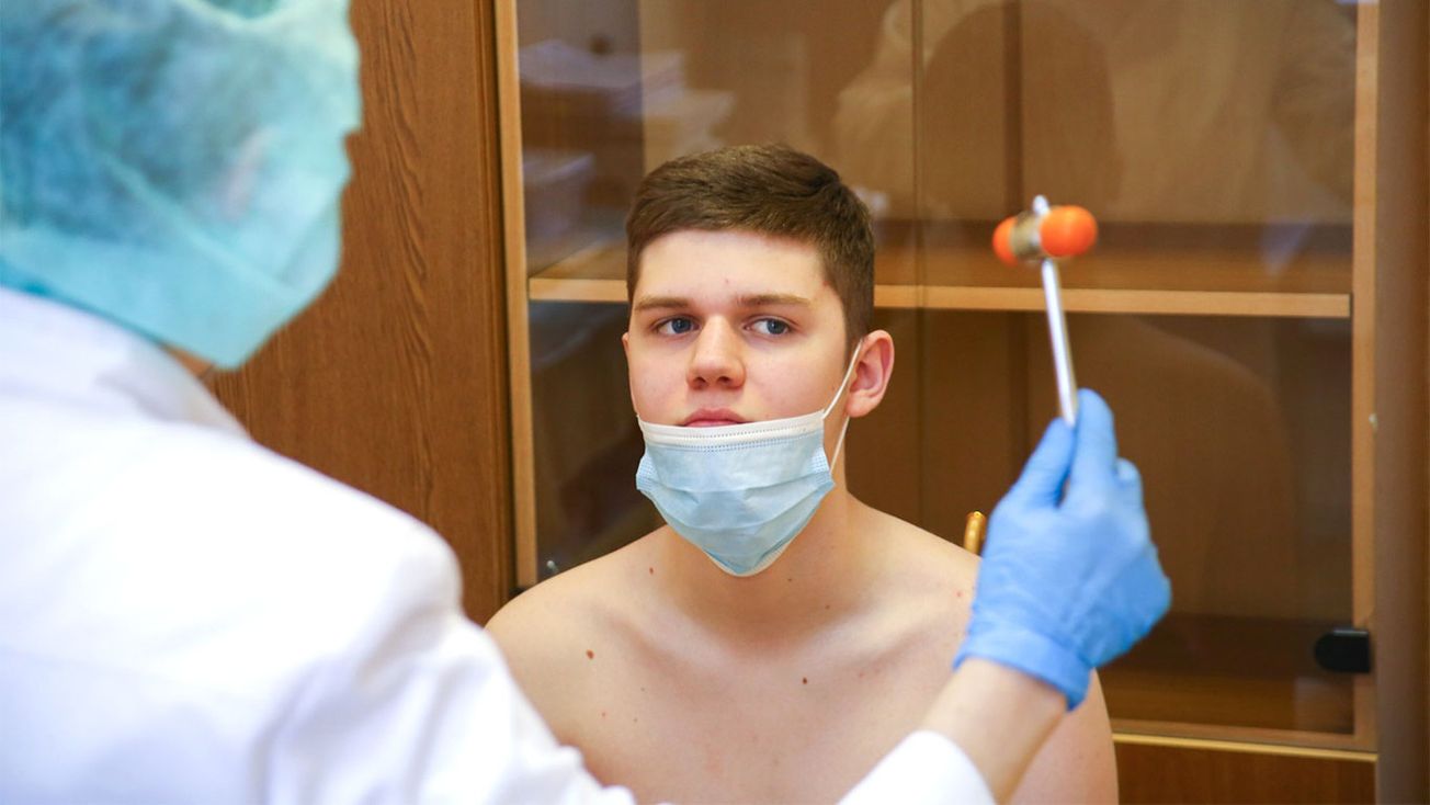 В России задержали врачей, которые за взятки освобождают от службы призывников