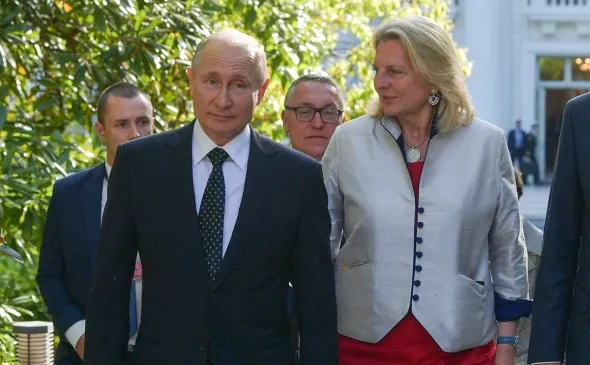 Экс-глава МИД Австрии Карин Кнайсль перевезла своих пони в Россию с помощью самолета Минобороны РФ