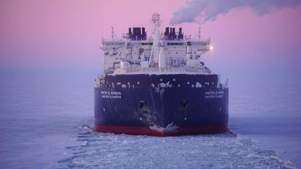 Россия начала перевозить нефть через Арктику не предназначенными для этого танкерами