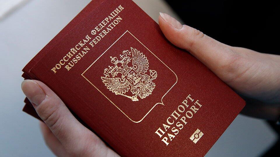 В России начали изымать загранпаспорта на границе
