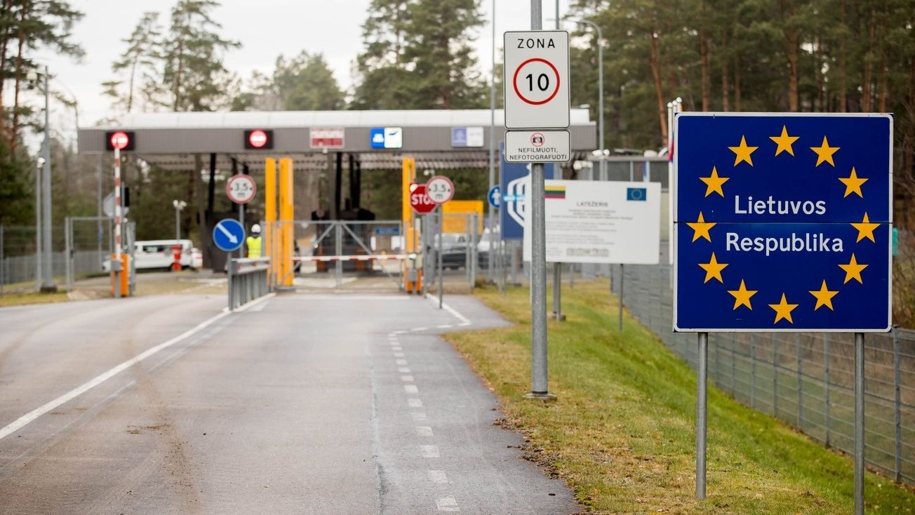 Латвия передаст Украине конфискованные у россиян машины