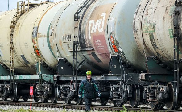 Сечин нашел способ поставлять российскую нефть в обход санкций - Bloomberg