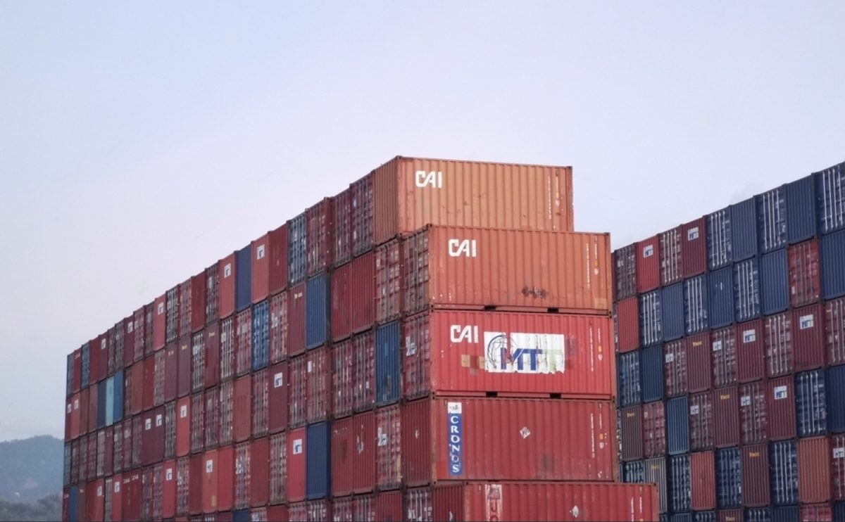 Казахстан прекратил транзит в РФ более сотни подсанкционных товаров