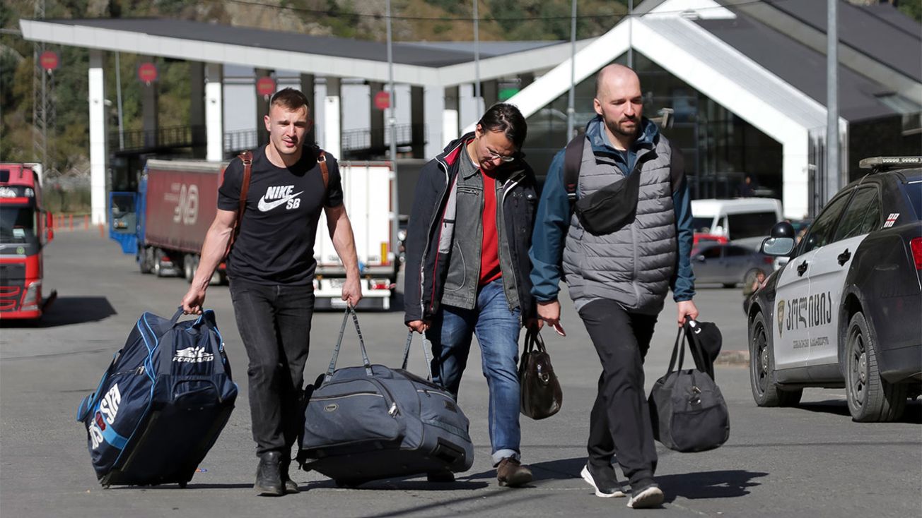 Минтруда запретил российским компаниям нанимать на работу уехавших граждан