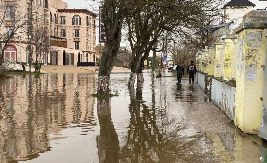 В Крыму из-за мощного шторма большие разрушения, затоплены дома и дороги