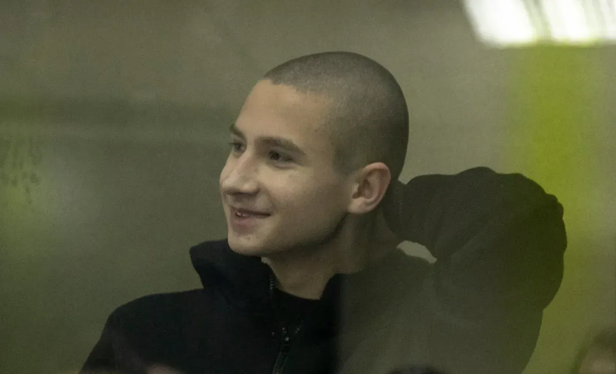 В России школьника приговорили к 6 годам колонии из-за брошенного в военкомат "Коктейля Молотова"