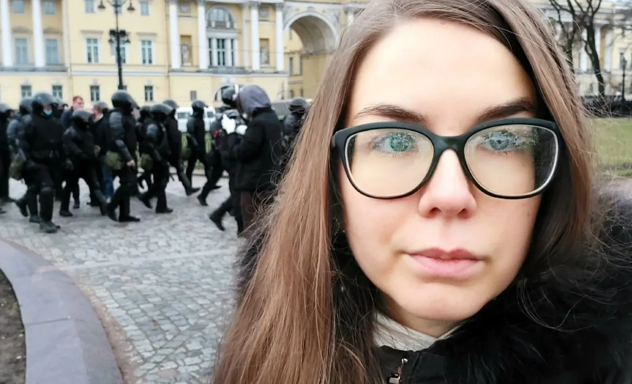 В России девушка, обвиняемая в "фейках" о ВС РФ, подвергается издевательствам в психбольнице