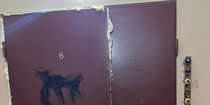 Неизвестные залили монтажной пеной двери квартир двух Z-блогеров