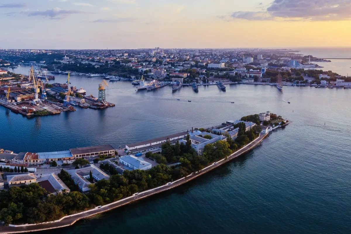 Ученики школы в Крыму написали донос на свою учительницу за то, что она спела украинскую песню