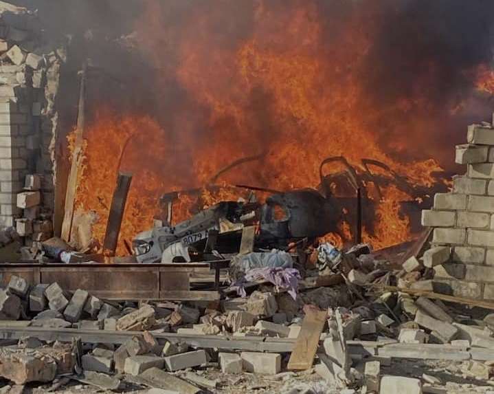 В результате обстрела Херсона войсками РФ пострадали четверо и загорелся склад с гуманитарной помощью