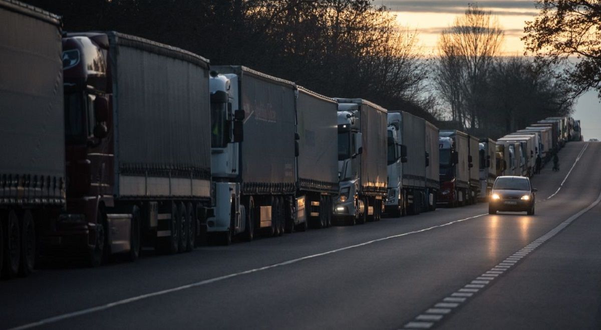 Польские фермеры перекрыли движение грузовиков на четырех направлениях