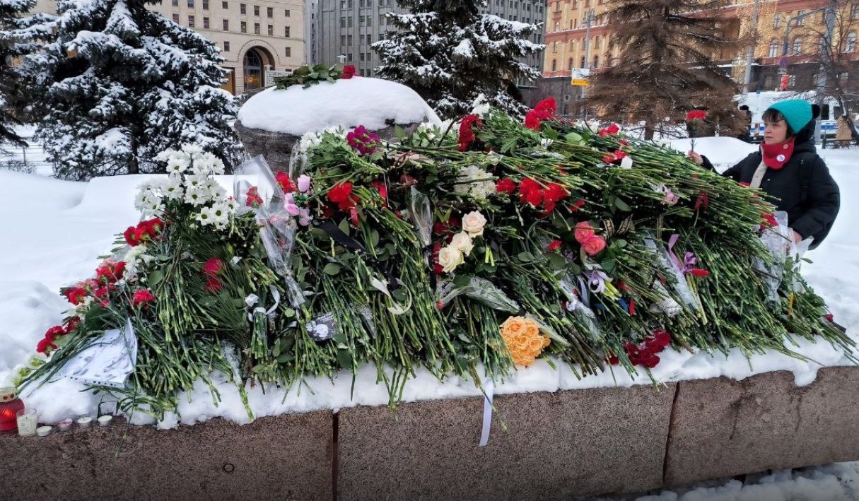 МВД Москвы распорядилось идентифицировать всех, кто приносит цветы к мемориалам Навального