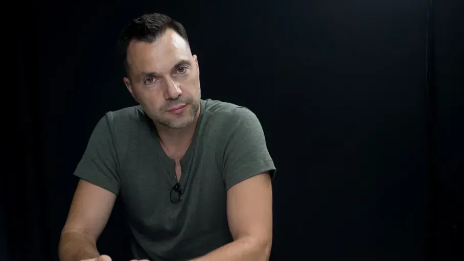 Российский суд заочно арестовал экс-советника офиса Зеленского Арестовича